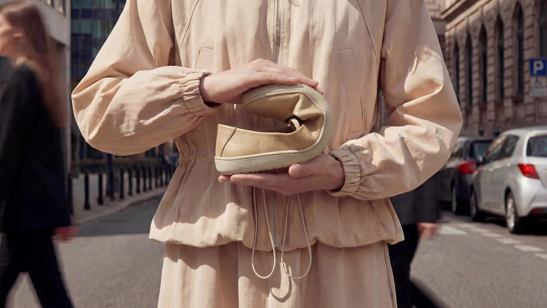 Baťa SS26 barefoot — published AI campaign, ohebnost