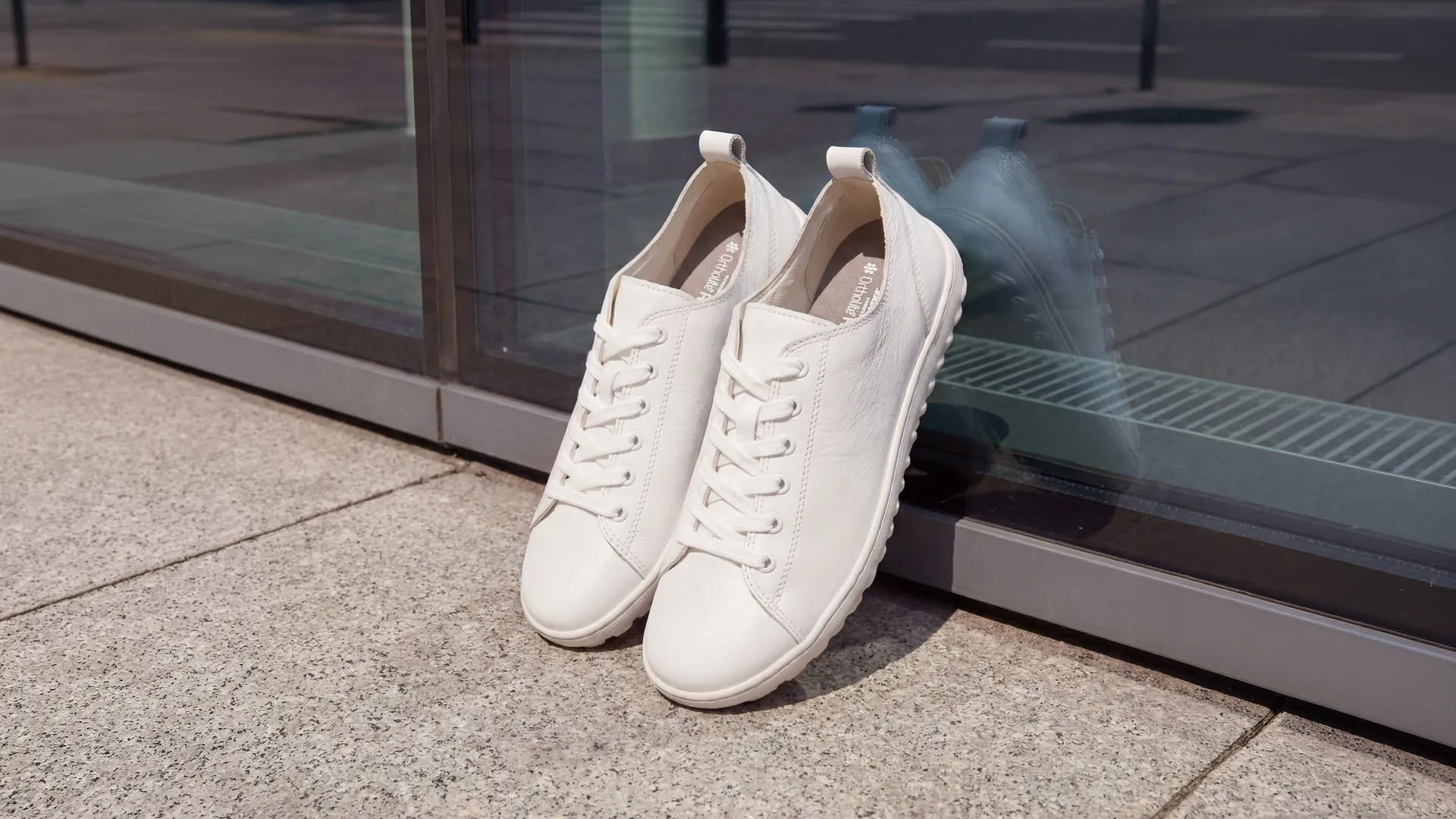 Baťa SS26 barefoot — published AI campaign, výloha